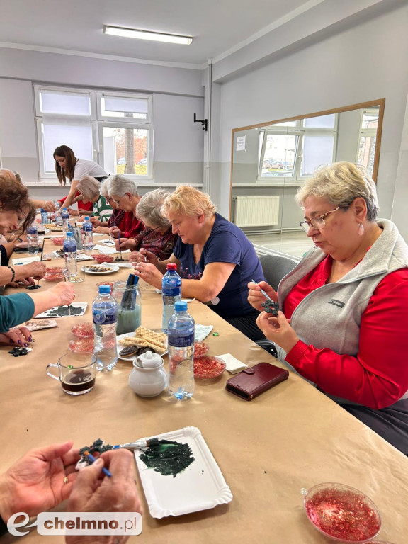 Warsztaty tworzenia dekoracyjnych medalionów w Klubie Seniora