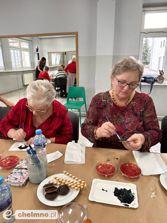 Warsztaty tworzenia dekoracyjnych medalionów w Klubie Seniora