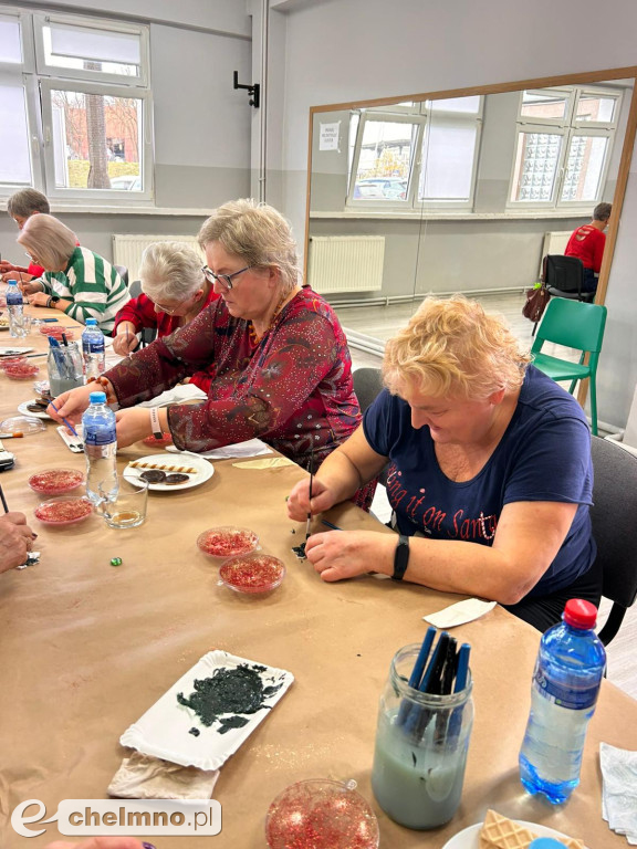Warsztaty tworzenia dekoracyjnych medalionów w Klubie Seniora