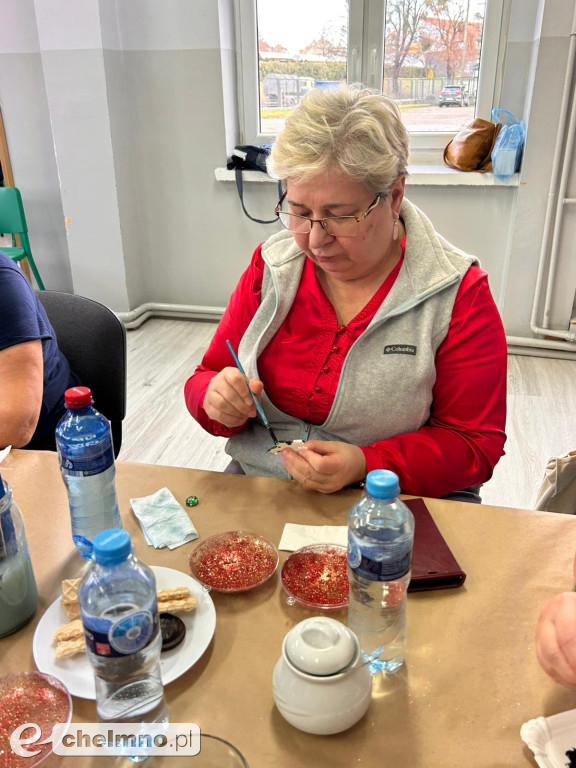 Warsztaty tworzenia dekoracyjnych medalionów w Klubie Seniora