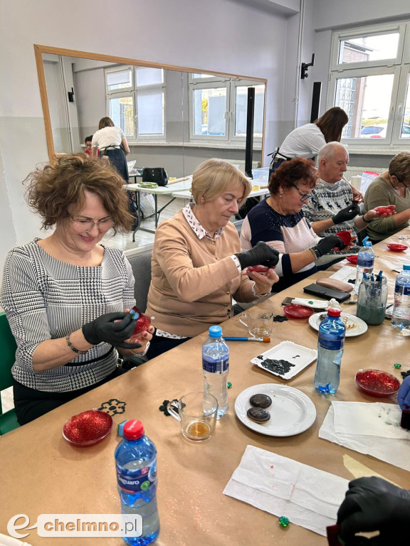 Warsztaty tworzenia dekoracyjnych medalionów w Klubie Seniora