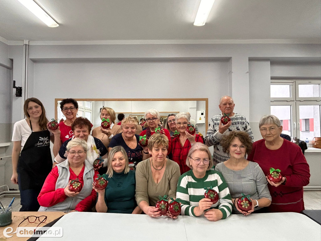 Warsztaty tworzenia dekoracyjnych medalionów w Klubie Seniora