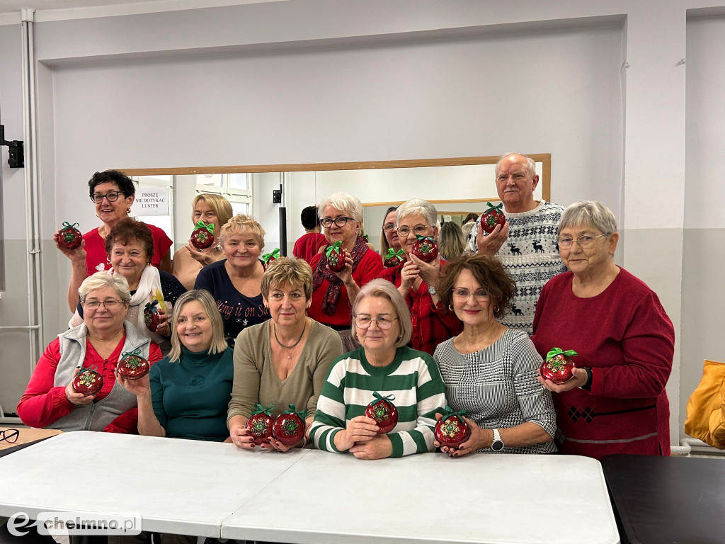 Warsztaty tworzenia dekoracyjnych medalionów w Klubie Seniora