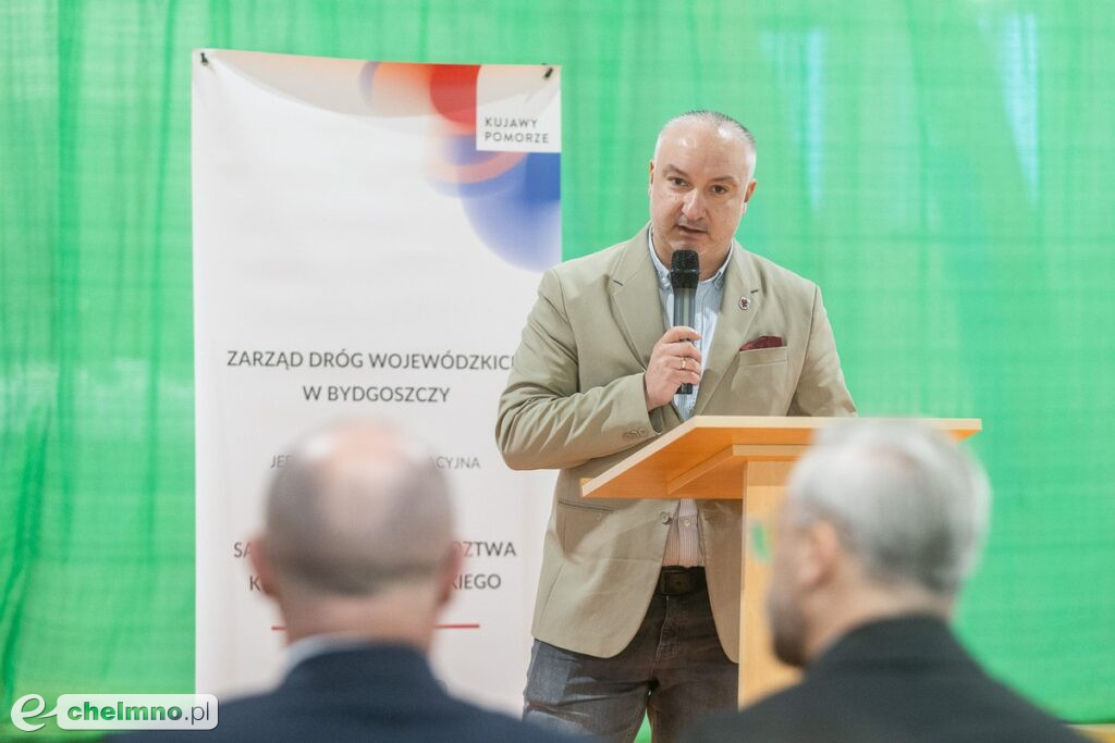 Zmodernizowaną drogą ze Stępowa do granicy województwa