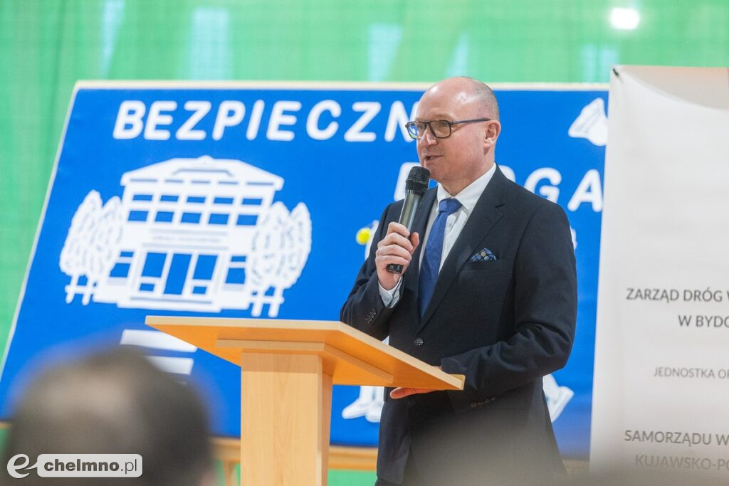 Zmodernizowaną drogą ze Stępowa do granicy województwa