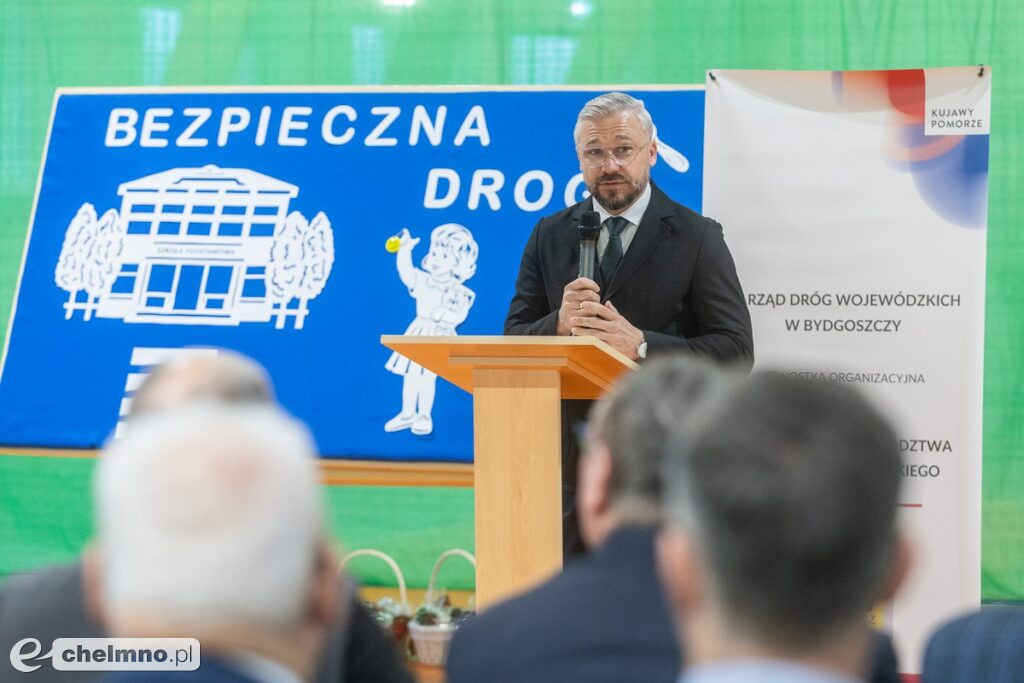 Zmodernizowaną drogą ze Stępowa do granicy województwa