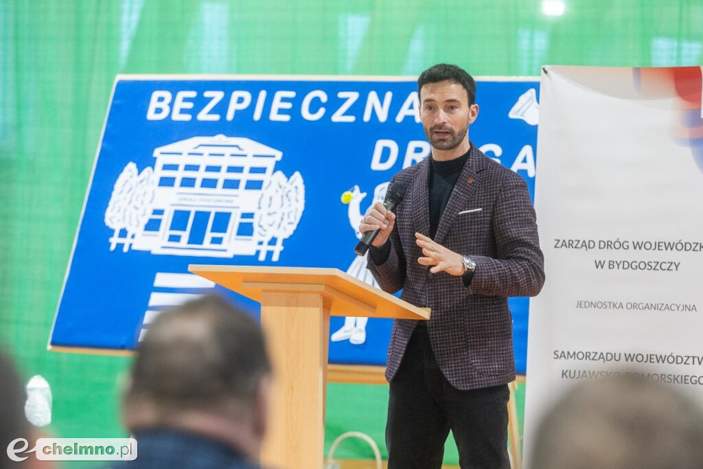 Zmodernizowaną drogą ze Stępowa do granicy województwa