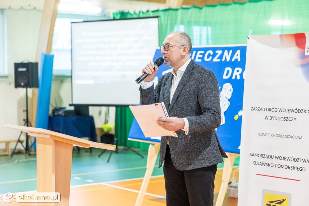 Zmodernizowaną drogą ze Stępowa do granicy województwa