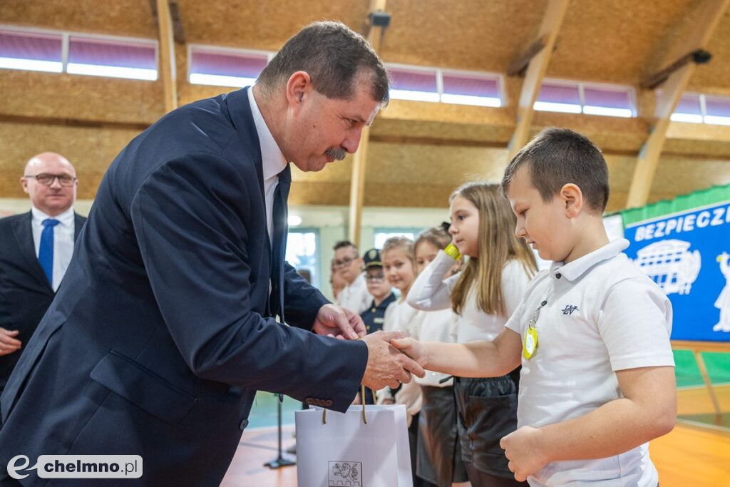 Zmodernizowaną drogą ze Stępowa do granicy województwa