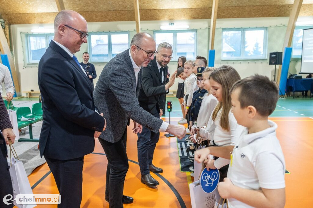 Zmodernizowaną drogą ze Stępowa do granicy województwa