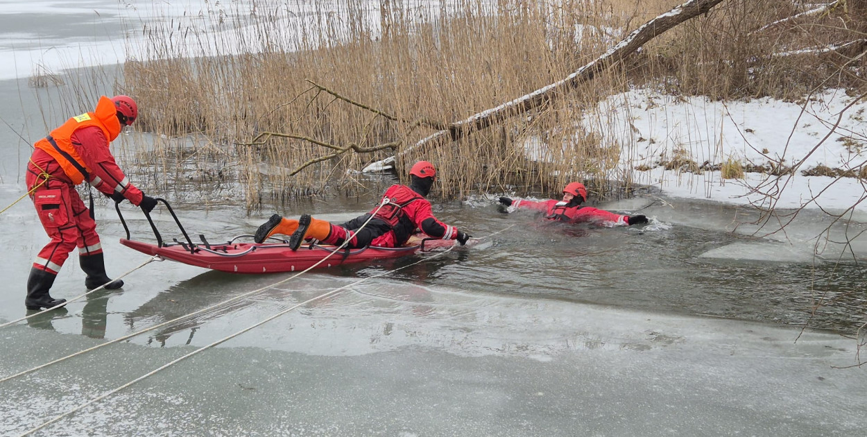 Bezpieczne akcje ratunkowe: Strażacy ćwiczą na lodzie