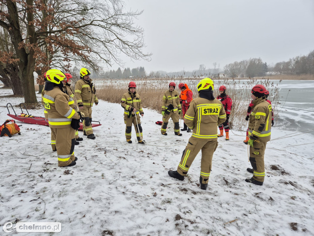 Bezpieczne akcje ratunkowe: Strażacy ćwiczą na lodzie