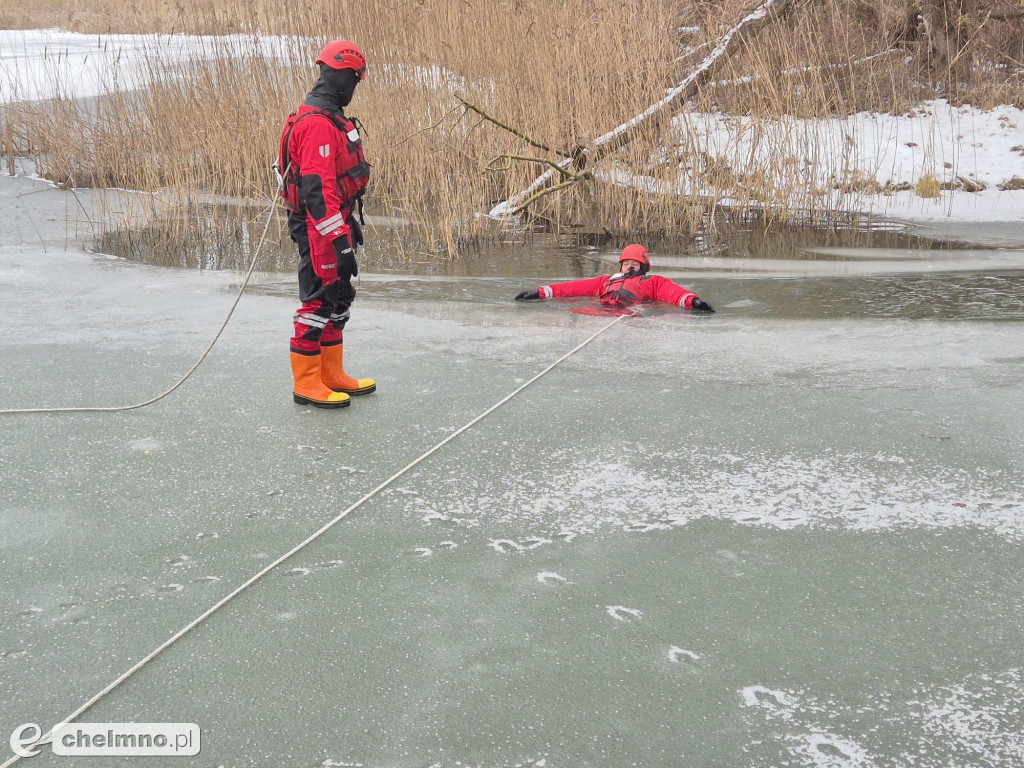 Bezpieczne akcje ratunkowe: Strażacy ćwiczą na lodzie