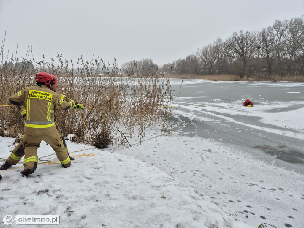 Bezpieczne akcje ratunkowe: Strażacy ćwiczą na lodzie