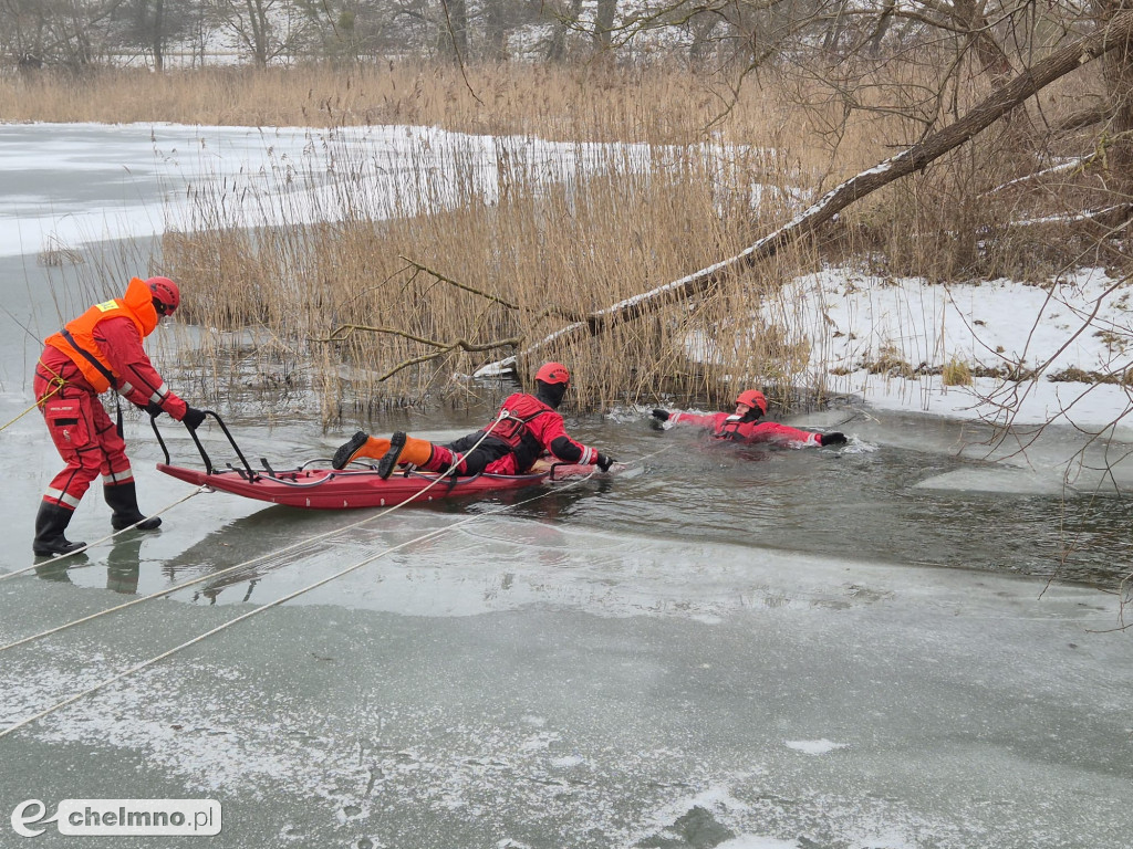 Bezpieczne akcje ratunkowe: Strażacy ćwiczą na lodzie