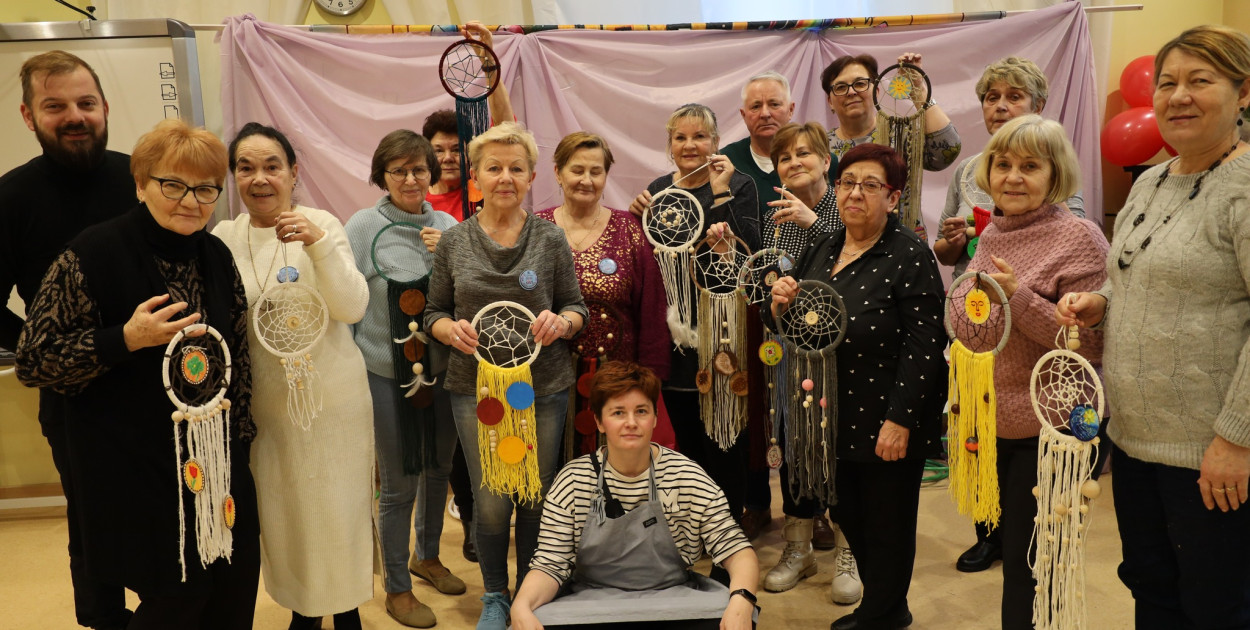 Zajęcia tworzenia łapaczy snów dla seniorów