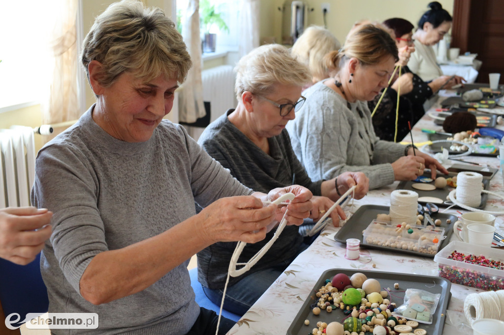 Zajęcia tworzenia łapaczy snów dla seniorów
