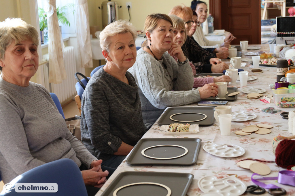 Zajęcia tworzenia łapaczy snów dla seniorów