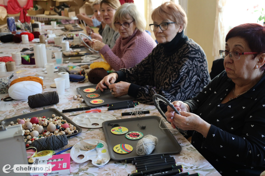 Zajęcia tworzenia łapaczy snów dla seniorów