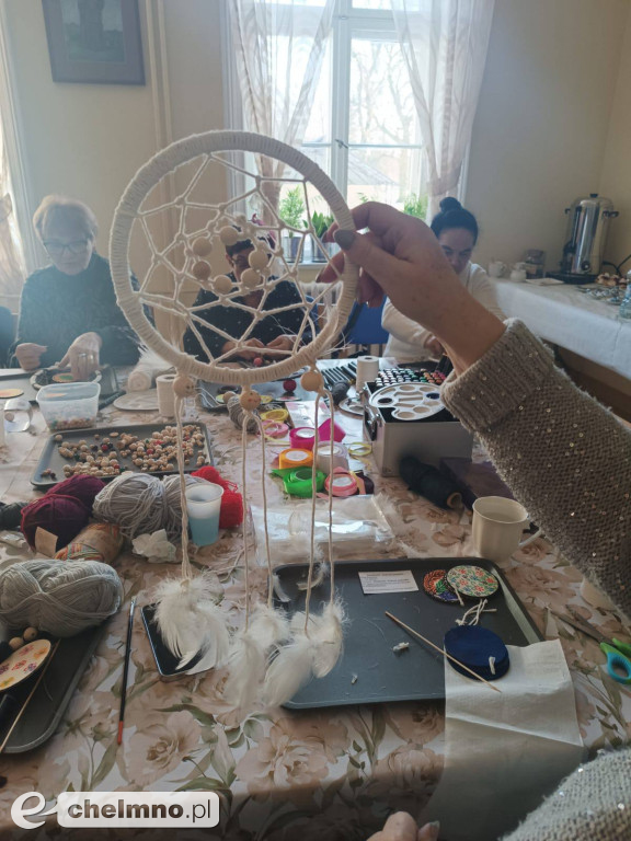 Zajęcia tworzenia łapaczy snów dla seniorów