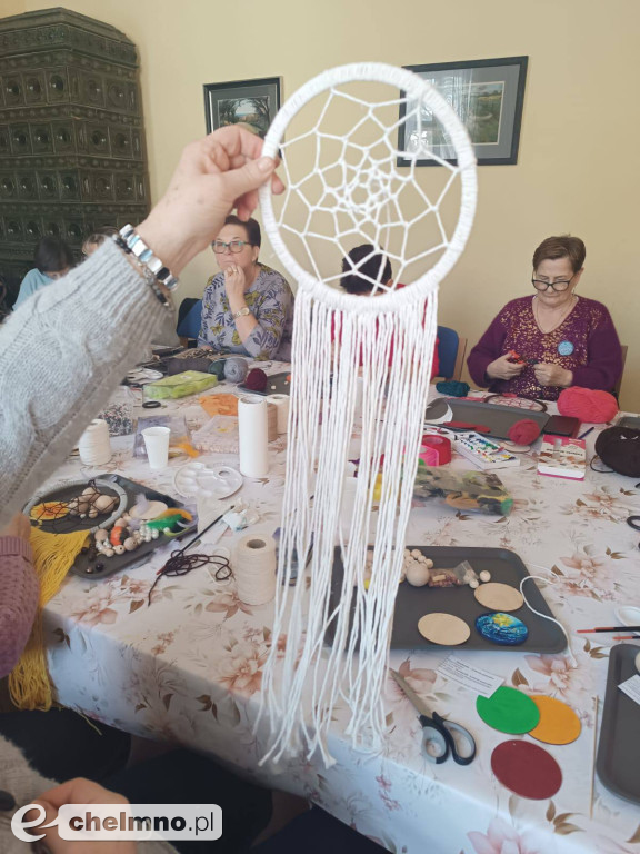 Zajęcia tworzenia łapaczy snów dla seniorów