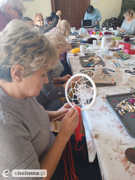 Zajęcia tworzenia łapaczy snów dla seniorów