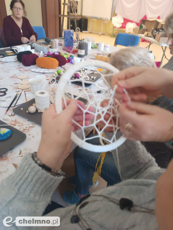 Zajęcia tworzenia łapaczy snów dla seniorów