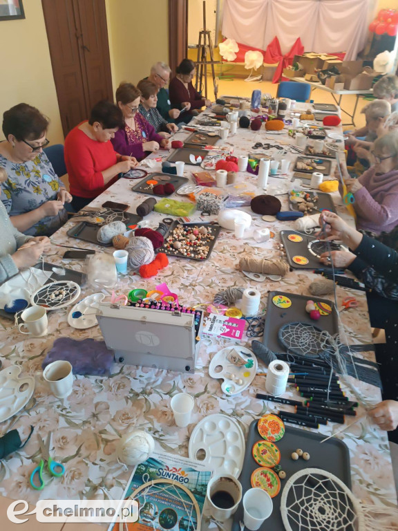 Zajęcia tworzenia łapaczy snów dla seniorów