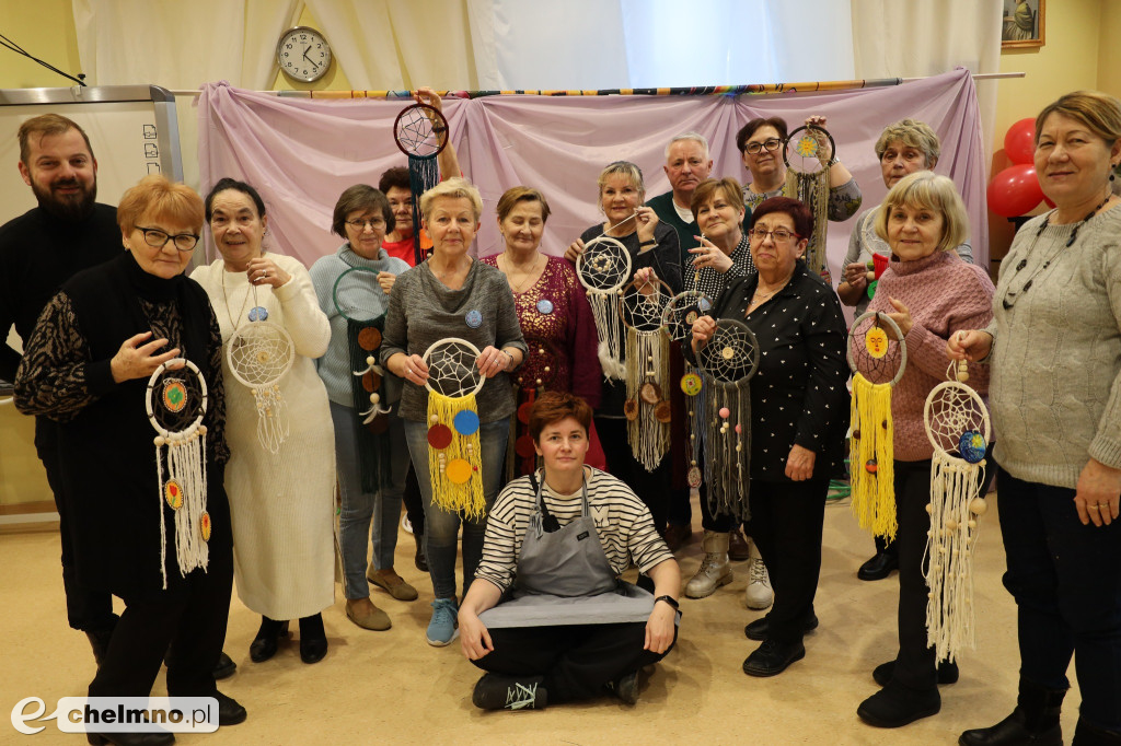 Zajęcia tworzenia łapaczy snów dla seniorów