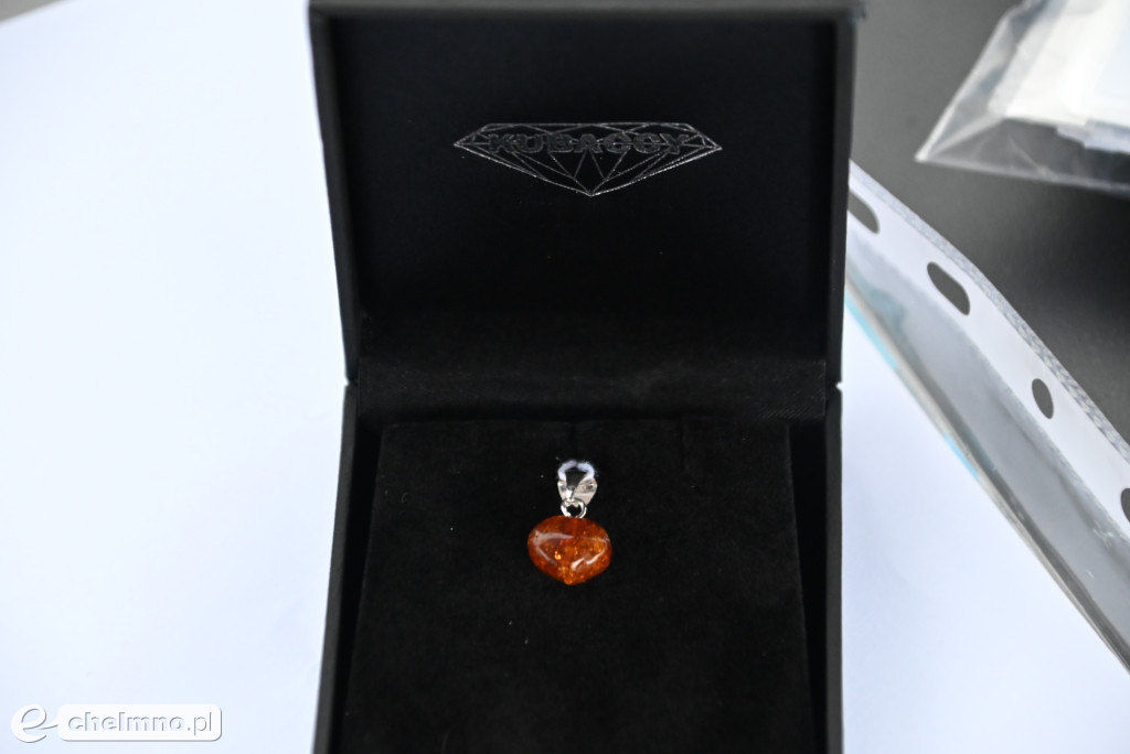 Bursztynowe złote i srebrne serduszka WOŚP wylicytowane