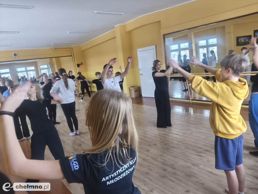 Warsztaty teatru tańca w projekcie Artystyczny Klub Młodzieżowy