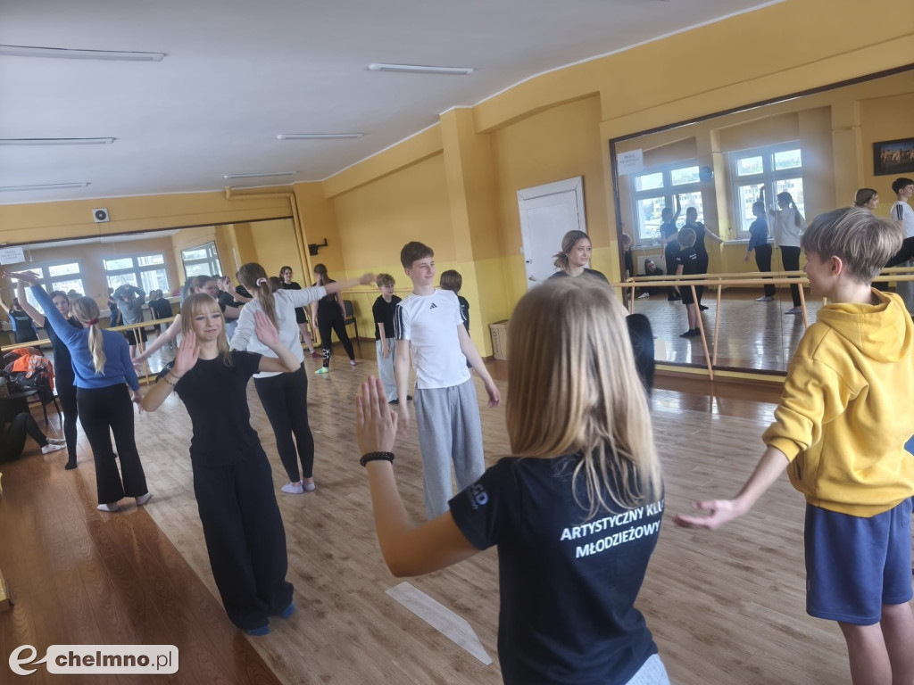 Warsztaty teatru tańca w projekcie Artystyczny Klub Młodzieżowy