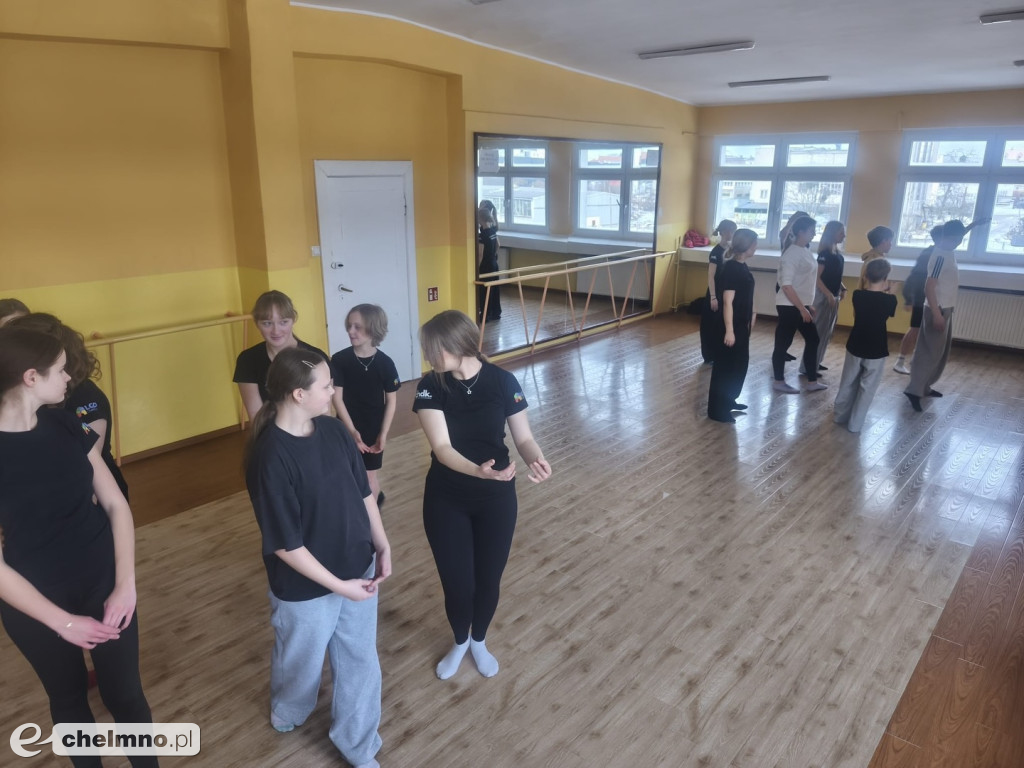 Warsztaty teatru tańca w projekcie Artystyczny Klub Młodzieżowy