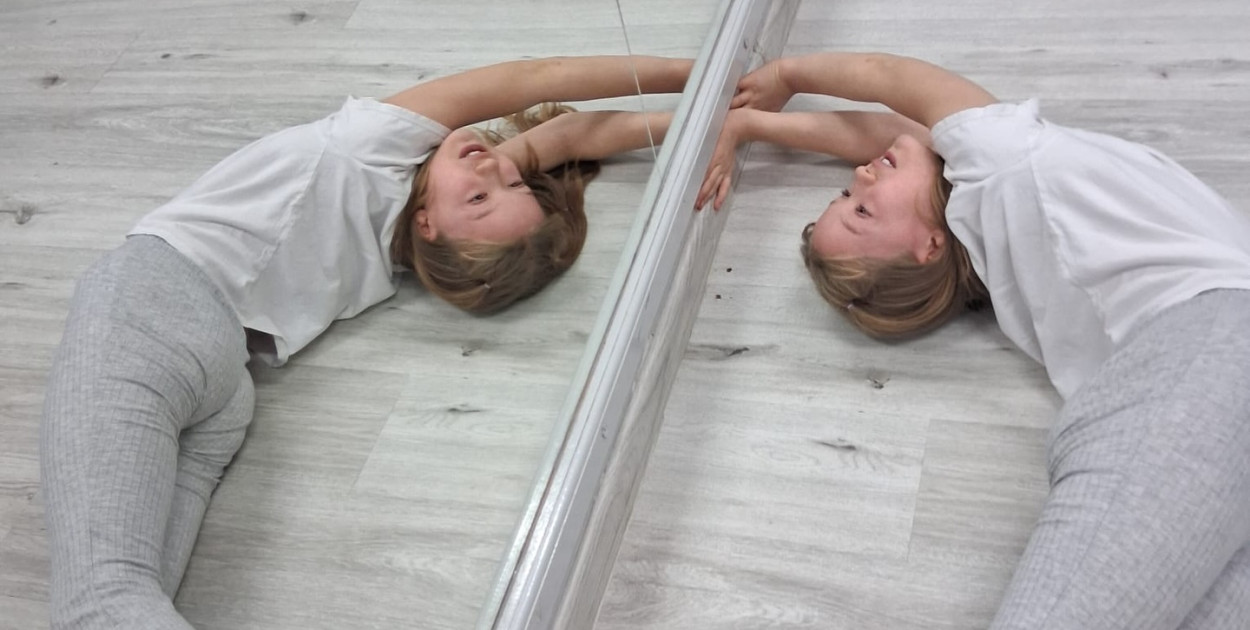 Zajęcia gimnastyki artystycznej w Artystycznym Klubie Młodzieżowym