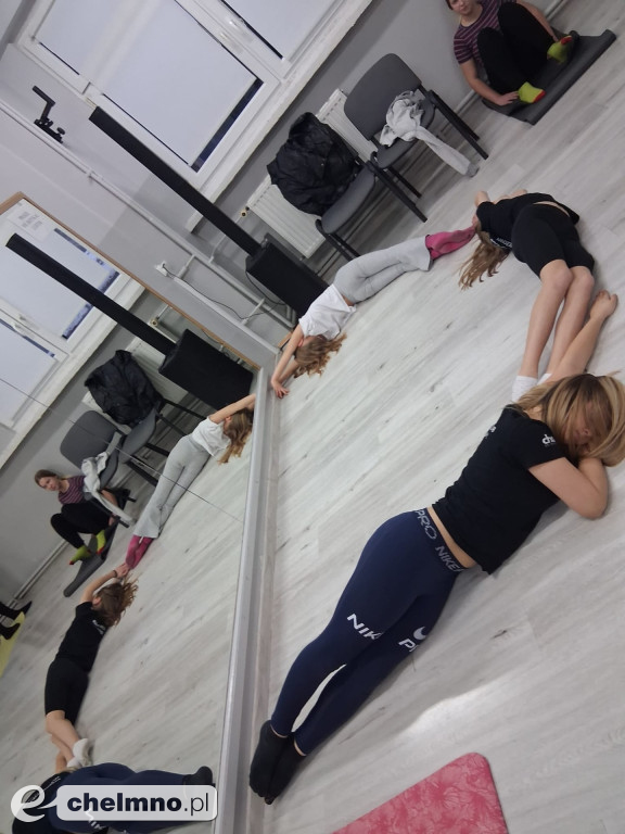 Zajęcia gimnastyki artystycznej w Artystycznym Klubie Młodzieżowym