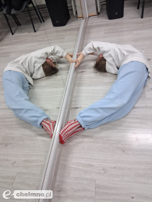 Zajęcia gimnastyki artystycznej w Artystycznym Klubie Młodzieżowym