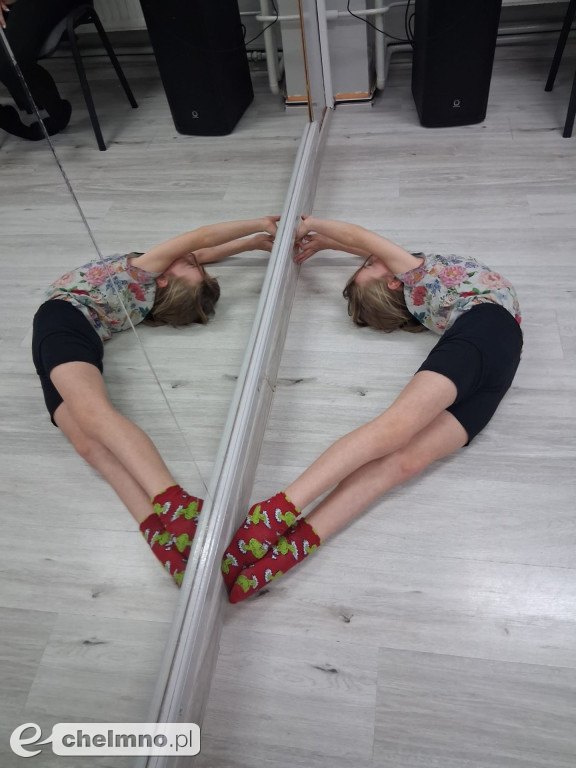 Zajęcia gimnastyki artystycznej w Artystycznym Klubie Młodzieżowym