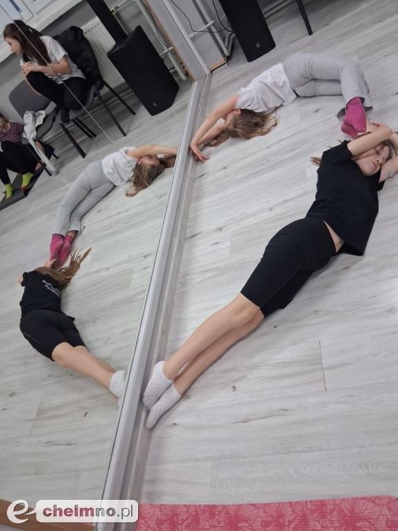 Zajęcia gimnastyki artystycznej w Artystycznym Klubie Młodzieżowym