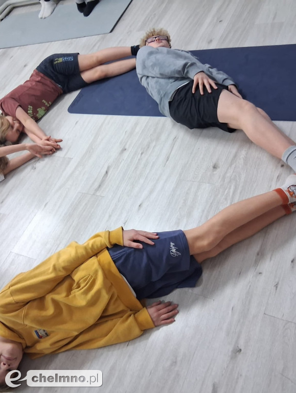 Zajęcia gimnastyki artystycznej w Artystycznym Klubie Młodzieżowym