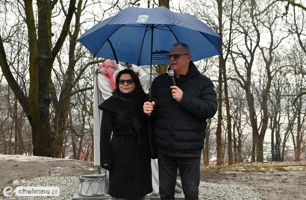 Odsłonięcie pomnika zakochanych Krystyny i Kaspra