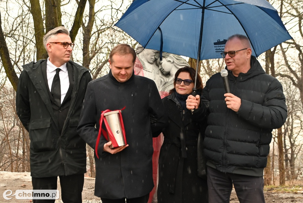 Odsłonięcie pomnika zakochanych Krystyny i Kaspra