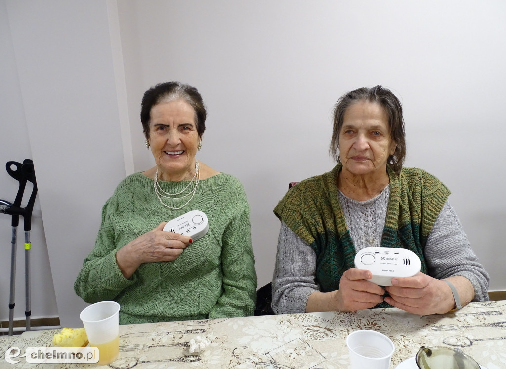 Czujki czadu dla seniorów z Domu Pomocy w Chełmnie