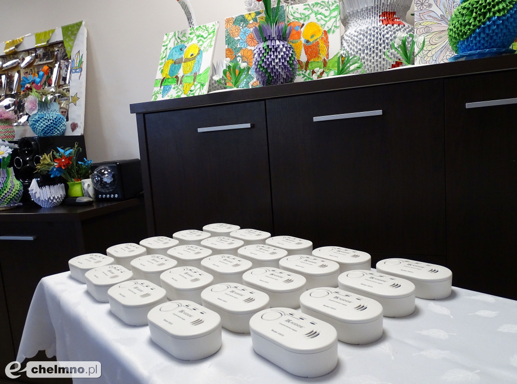 Czujki czadu dla seniorów z Domu Pomocy w Chełmnie