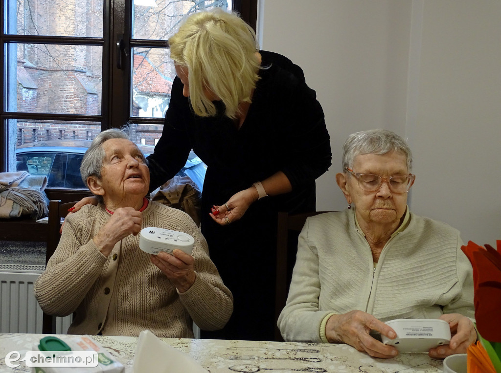 Czujki czadu dla seniorów z Domu Pomocy w Chełmnie