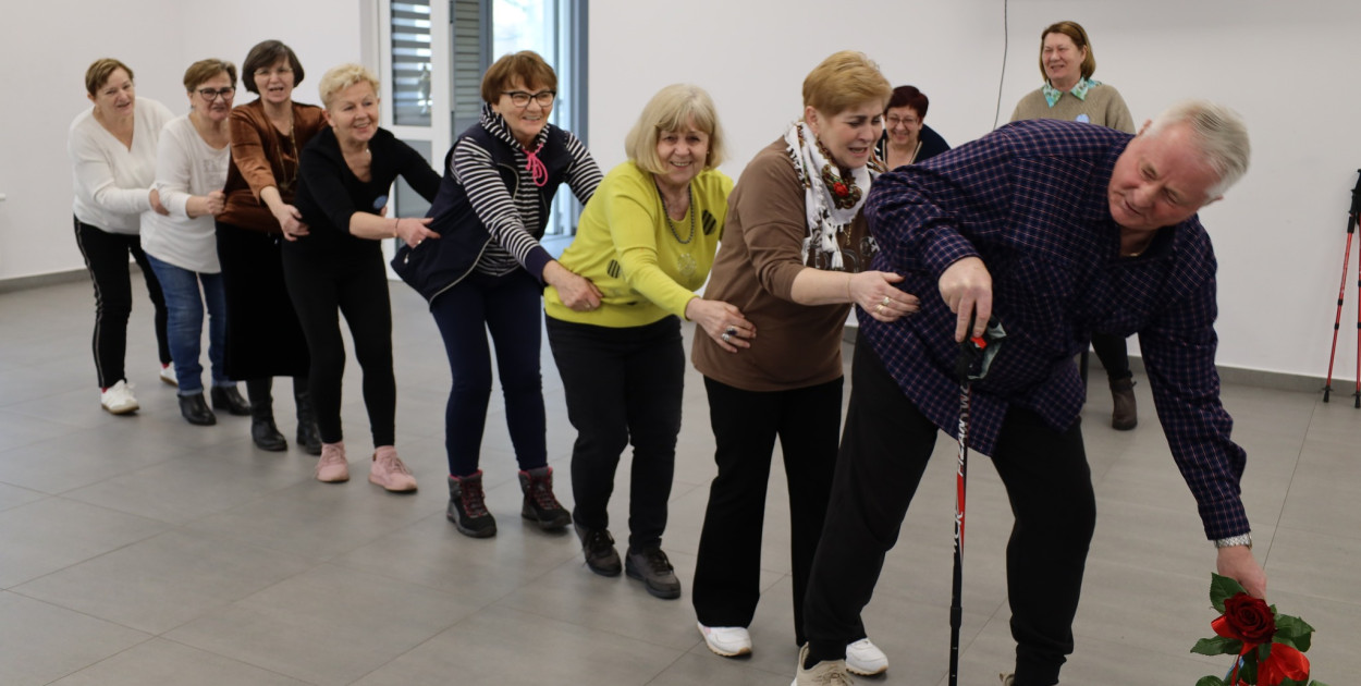 Dzień w Klubie Seniora rozpoczął się od ruchu