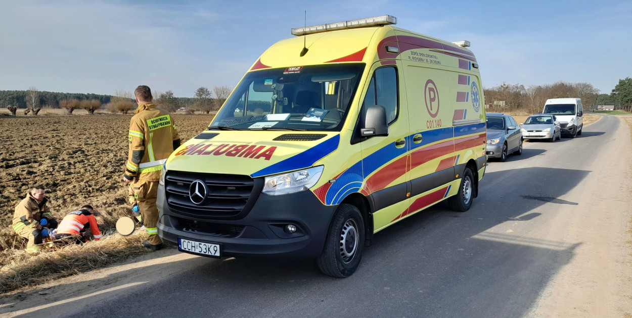 Upadek z motoroweru w Różnowie. Mężczyzna w rowie