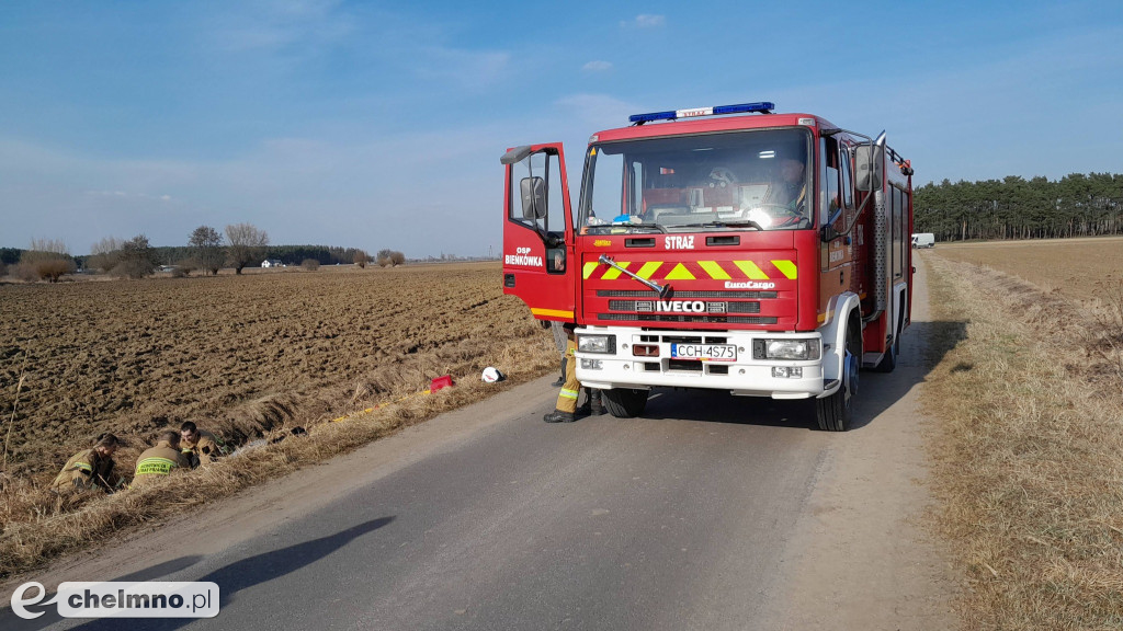 Upadek z motoroweru w Różnowie. Mężczyzna w rowie