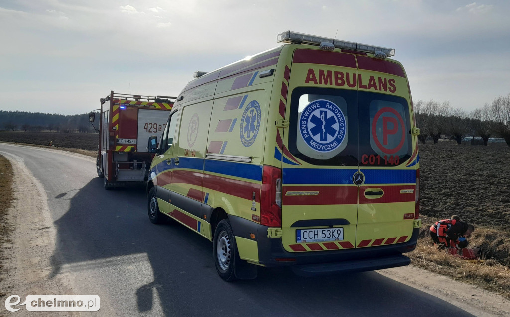 Upadek z motoroweru w Różnowie. Mężczyzna w rowie