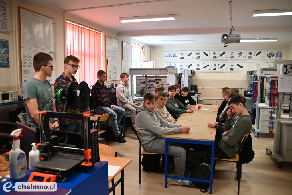 Tłumy uczniów na \