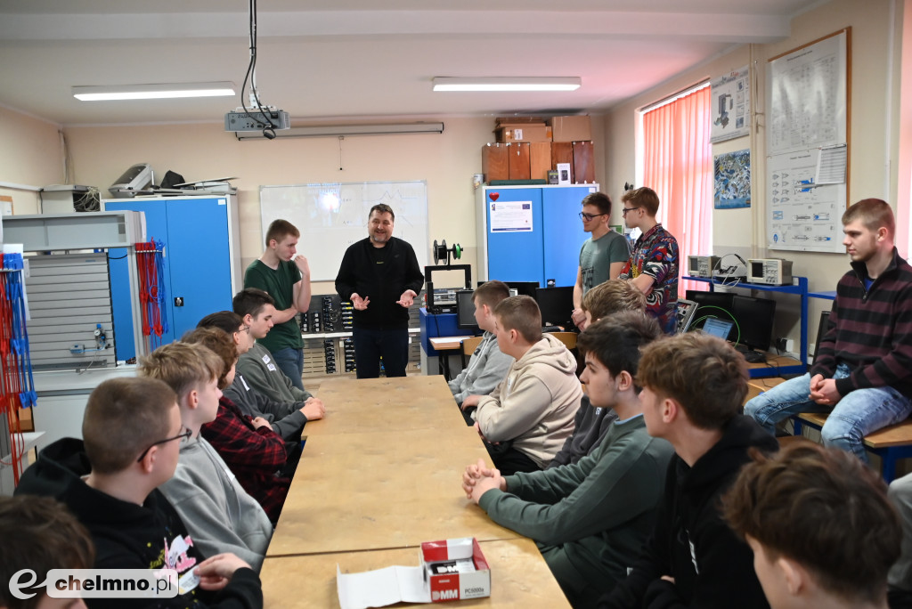 Tłumy uczniów na \